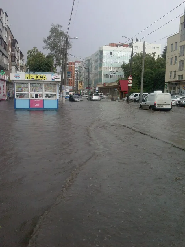 Через сильну зливу у місті «плавали» автомобілі — фото 10