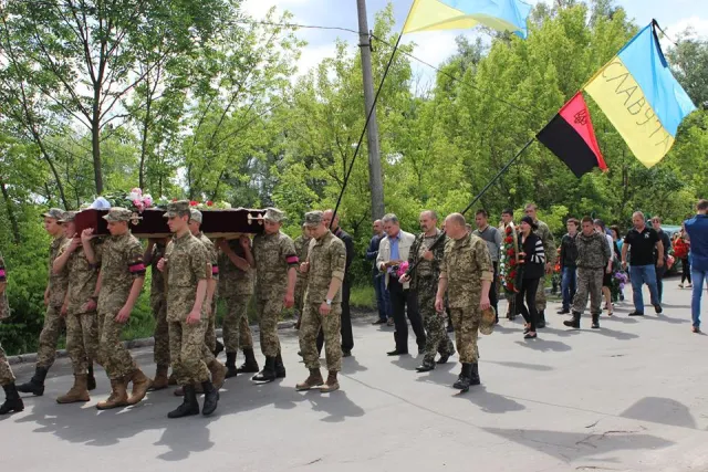 У зоні АТО загинув 27-річний славутчанин Цимбалюк Анатолій. Сьогодні у Славуті поховали Героя — фото 3