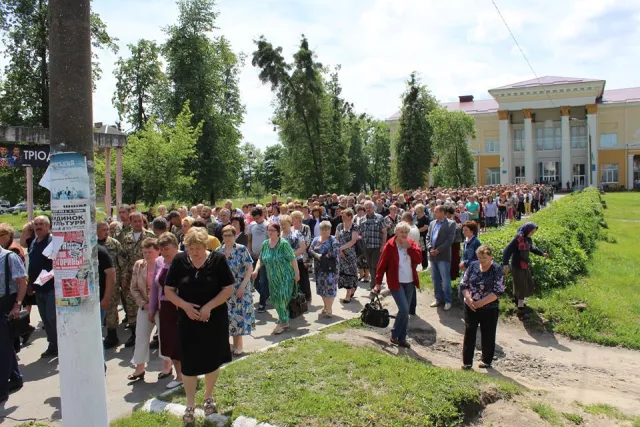 У зоні АТО загинув 27-річний славутчанин Цимбалюк Анатолій. Сьогодні у Славуті поховали Героя — фото 5
