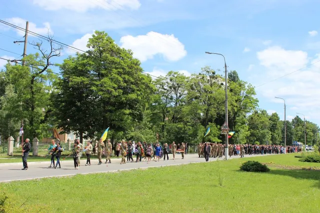У зоні АТО загинув 27-річний славутчанин Цимбалюк Анатолій. Сьогодні у Славуті поховали Героя — фото 7
