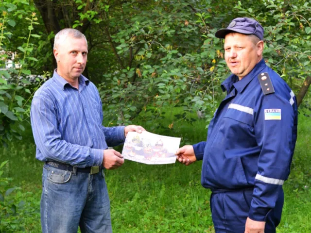 В Красилівському районі рятувальники інформували громадян про пожежну безпеку у власних будинках — фото 1