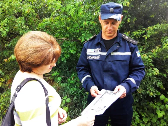 Працівники ДСНС продовжують інформаційні рейди щодо запобігання пожежам на природі — фото 1