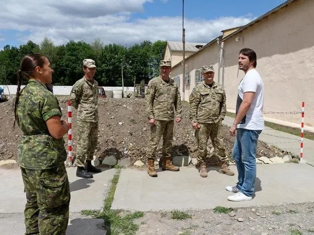 Сергій Притула завітав у Кам'янець-Подільський. Відомий ведучий подарував Центру розмінування водолазне спорядження — фото 1