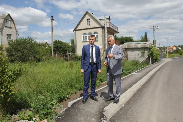 У місті продовжуються ремонтні роботи доріг — фото 1