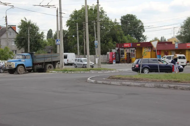 У місті продовжуються ремонтні роботи доріг — фото 12