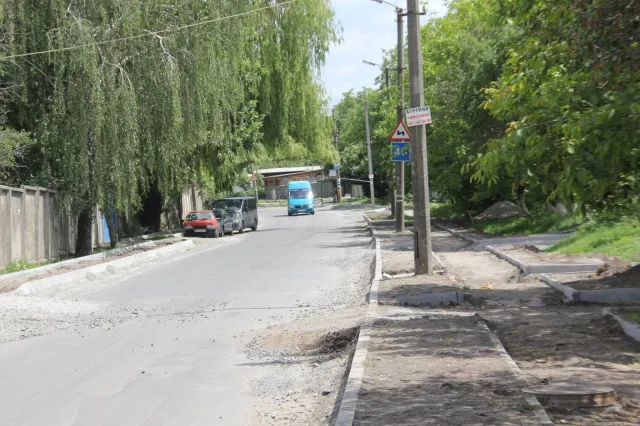 У місті продовжуються ремонтні роботи доріг — фото 6