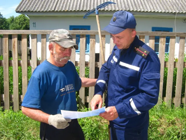 В Ізяславському районі рятувальники продовжують інформувати населення щодо безпечного поводження з вогнем — фото 1