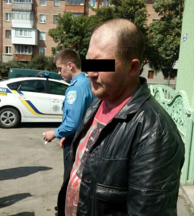 Чоловік, який ножем погрожував пасажирам тролейбуса - виявився кишеньковим злодієм. Поліція розшукує свідків та потерпілих — фото 1