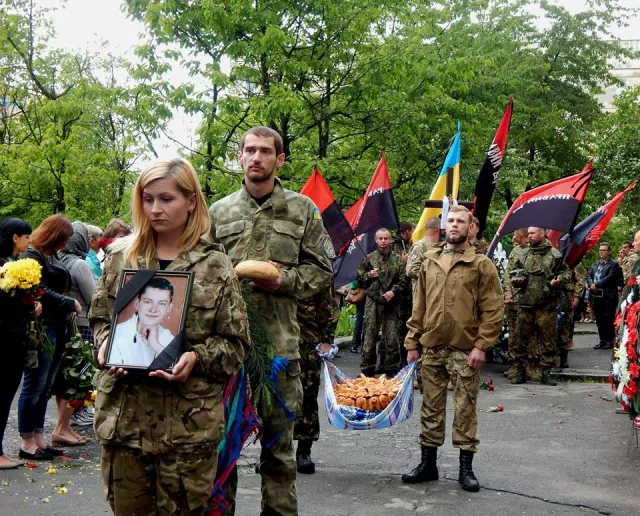 В зоні АТО загинув боєць з Хмельниччини - 26-річний Юрій Гнатюк. Сьогодні з Героєм попрощалися — фото 5