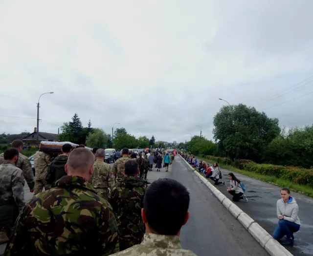 В зоні АТО загинув боєць з Хмельниччини - 26-річний Юрій Гнатюк. Сьогодні з Героєм попрощалися — фото 6
