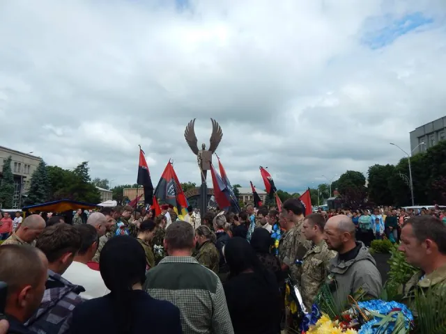 В зоні АТО загинув боєць з Хмельниччини - 26-річний Юрій Гнатюк. Сьогодні з Героєм попрощалися — фото 7