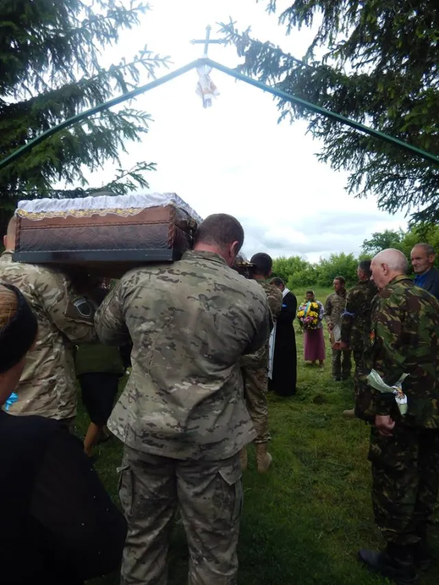 В зоні АТО загинув боєць з Хмельниччини - 26-річний Юрій Гнатюк. Сьогодні з Героєм попрощалися — фото 8