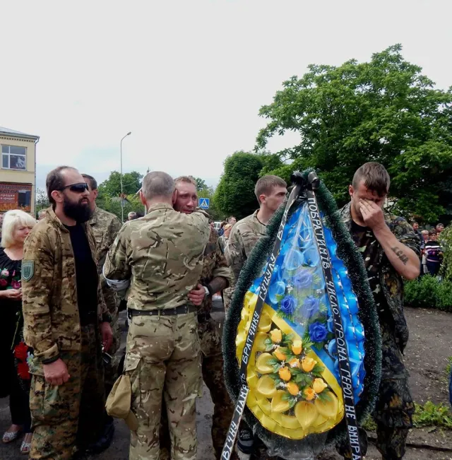 В зоні АТО загинув боєць з Хмельниччини - 26-річний Юрій Гнатюк. Сьогодні з Героєм попрощалися — фото 9