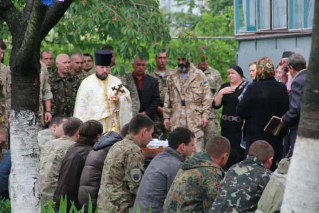 В зоні АТО загинув боєць з Хмельниччини - 26-річний Юрій Гнатюк. Сьогодні з Героєм попрощалися — фото 12
