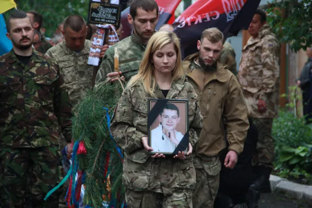 В зоні АТО загинув боєць з Хмельниччини - 26-річний Юрій Гнатюк. Сьогодні з Героєм попрощалися — фото 10
