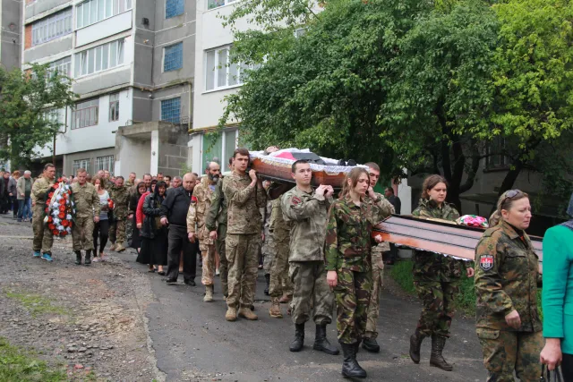 В зоні АТО загинув боєць з Хмельниччини - 26-річний Юрій Гнатюк. Сьогодні з Героєм попрощалися — фото 13