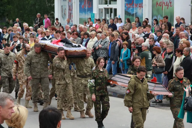 В зоні АТО загинув боєць з Хмельниччини - 26-річний Юрій Гнатюк. Сьогодні з Героєм попрощалися — фото 14