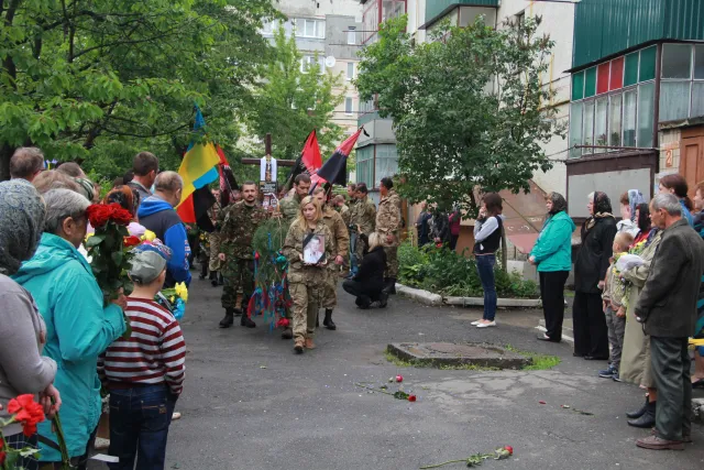 В зоні АТО загинув боєць з Хмельниччини - 26-річний Юрій Гнатюк. Сьогодні з Героєм попрощалися — фото 11