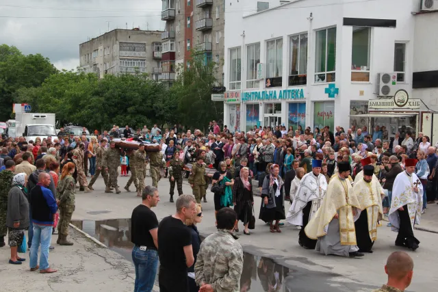 В зоні АТО загинув боєць з Хмельниччини - 26-річний Юрій Гнатюк. Сьогодні з Героєм попрощалися — фото 15