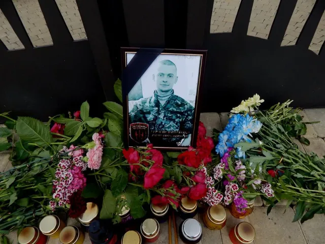 В зоні АТО загинув боєць з Хмельниччини - 26-річний Юрій Гнатюк. Сьогодні з Героєм попрощалися — фото 1