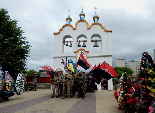 В зоні АТО загинув боєць з Хмельниччини - 26-річний Юрій Гнатюк. Сьогодні з Героєм попрощалися — фото 2