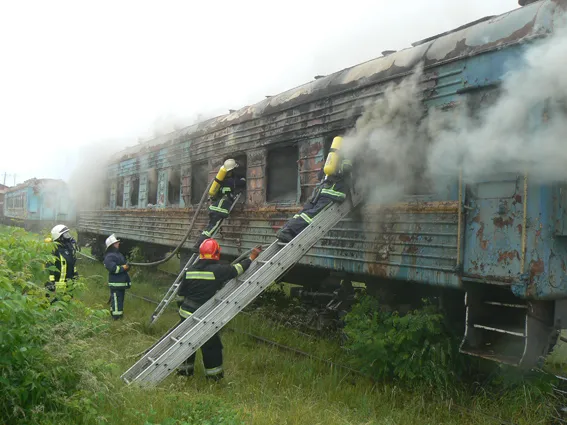 У мікрорайоні Дальні Гречани горів недіючий пасажирський вагон — фото 1