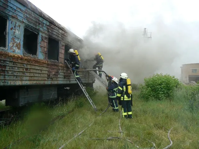 У мікрорайоні Дальні Гречани горів недіючий пасажирський вагон — фото 2