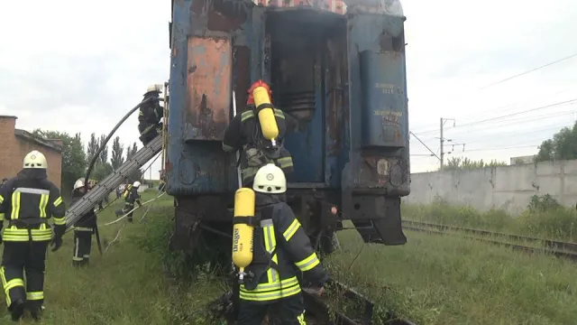 У мікрорайоні Дальні Гречани горів недіючий пасажирський вагон — фото 3