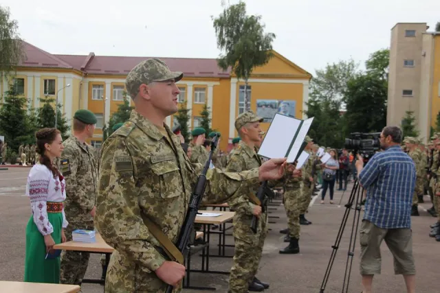 У Хмельницькому близько 500 солдатів-прикордонників склали військову присягу — фото 6