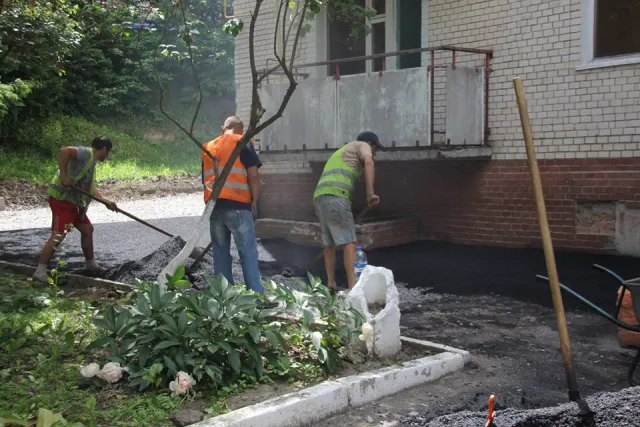 Олександр Симчишин продовжує особисто контролювати ремонтні роботи на прибудинкових територіях — фото 1