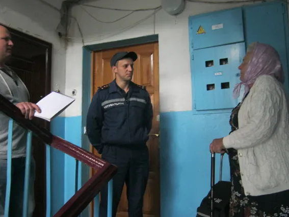 У Білогірському районі працівники ДСНС продовжують інформувати громадян про дотримання пожежної безпеки у побуті — фото 1