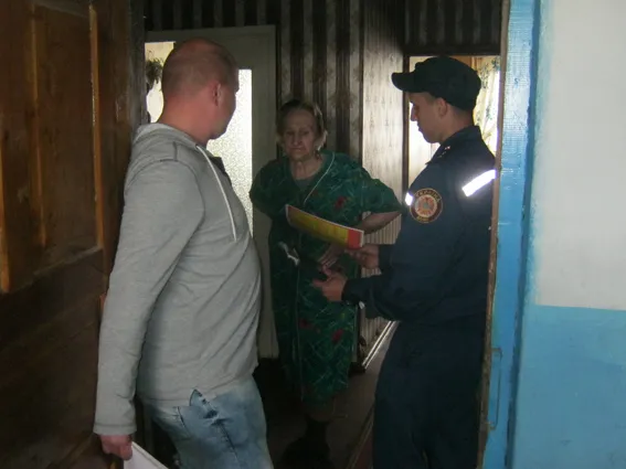 У Білогірському районі працівники ДСНС продовжують інформувати громадян про дотримання пожежної безпеки у побуті — фото 2