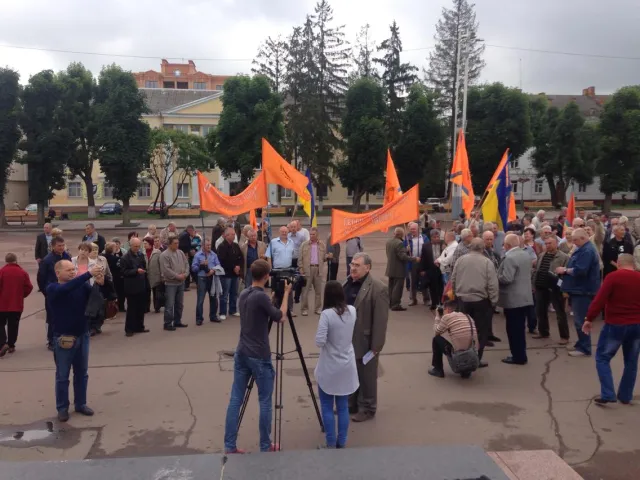 На Майдані Незалежності ліквідатори ЧАЕС та учасники АТО влаштували акцію протесту. Мітингуючі прийняли звернення до Порошенка — фото 1