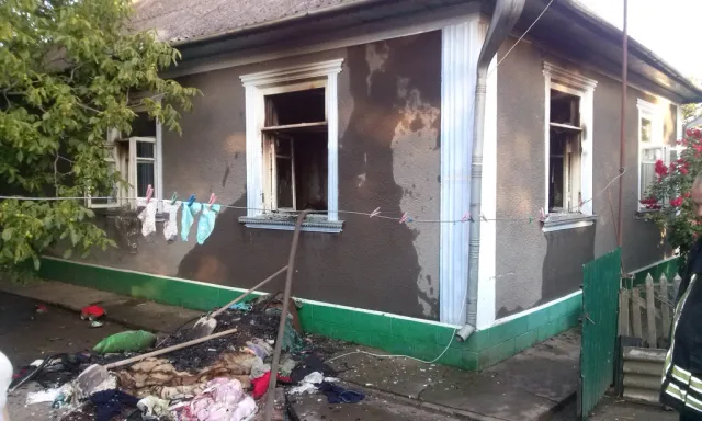 У Кам'янець-Подільському районі горів житловий будинок — фото 1