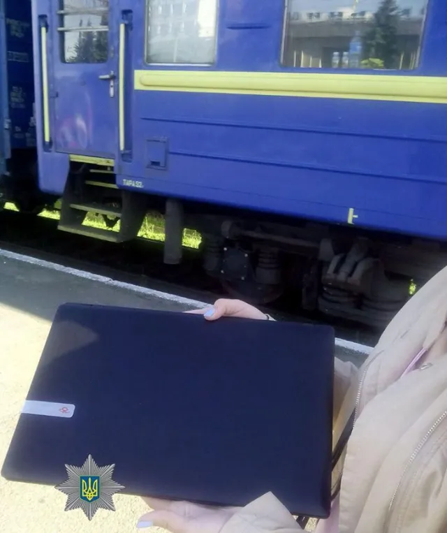 Поліцейські затримали на залізничному вокзалі підозрювану у крадіжці ноутбука — фото 1