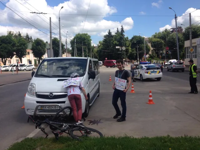 Аварія, кров, трупи та дурні за кермом - активісти провели акцію «Шолом від дурнів не врятує» — фото 2