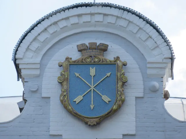 На фасаді будівлі міської ради з'явився оновлений символ міста Хмельницького — фото 1