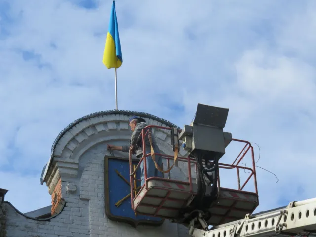 На фасаді будівлі міської ради з'явився оновлений символ міста Хмельницького — фото 2
