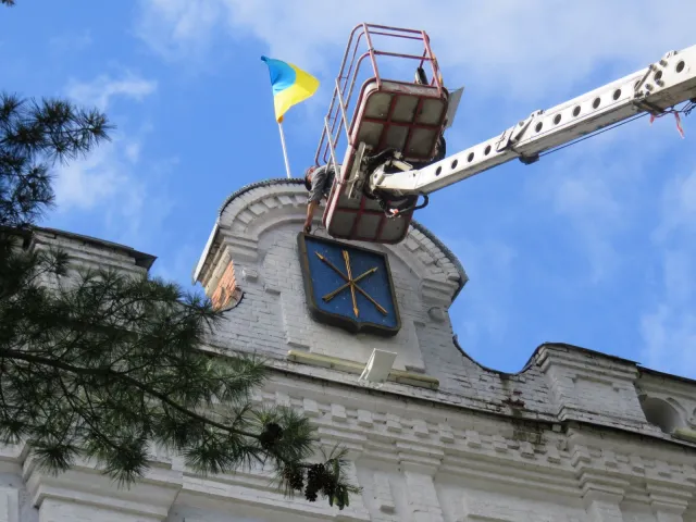 На фасаді будівлі міської ради з'явився оновлений символ міста Хмельницького — фото 3