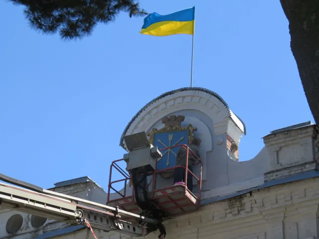 На фасаді будівлі міської ради з'явився оновлений символ міста Хмельницького — фото 7