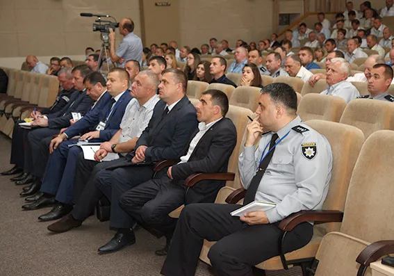 У Хмельницькому на семінарі обговорили питання взаємодії влади, правоохоронців та громадськості — фото 8