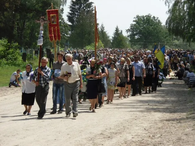 У зоні АТО загинув 41-річний прапорщик Ігор Хом'як. Ізяславщина попрощалась із загиблим Героєм — фото 1