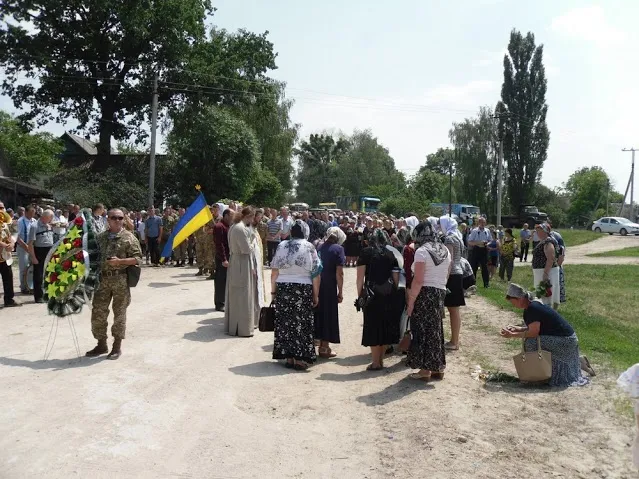 У зоні АТО загинув 41-річний прапорщик Ігор Хом'як. Ізяславщина попрощалась із загиблим Героєм — фото 10