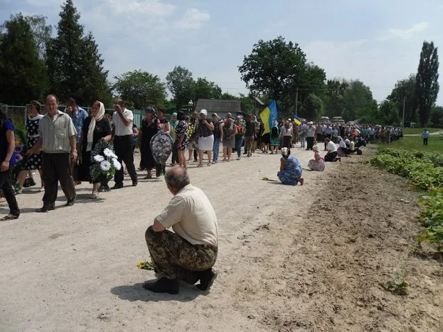 У зоні АТО загинув 41-річний прапорщик Ігор Хом'як. Ізяславщина попрощалась із загиблим Героєм — фото 12