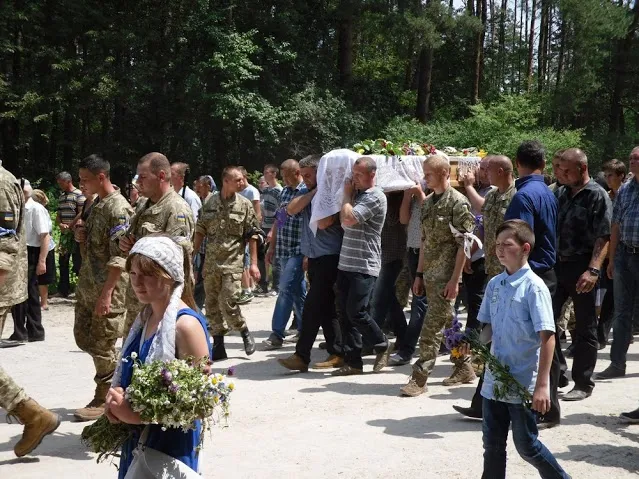 У зоні АТО загинув 41-річний прапорщик Ігор Хом'як. Ізяславщина попрощалась із загиблим Героєм — фото 16