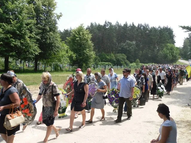 У зоні АТО загинув 41-річний прапорщик Ігор Хом'як. Ізяславщина попрощалась із загиблим Героєм — фото 17