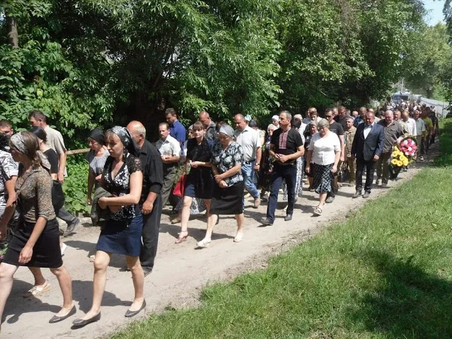 У зоні АТО загинув 41-річний прапорщик Ігор Хом'як. Ізяславщина попрощалась із загиблим Героєм — фото 4