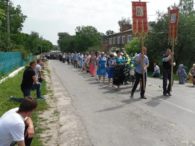 У зоні АТО загинув 41-річний прапорщик Ігор Хом'як. Ізяславщина попрощалась із загиблим Героєм — фото 8