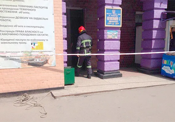 На хмельницькому вокзалі знайшли «бомбу», яка виявилась простим пакунком з біблією — фото 1