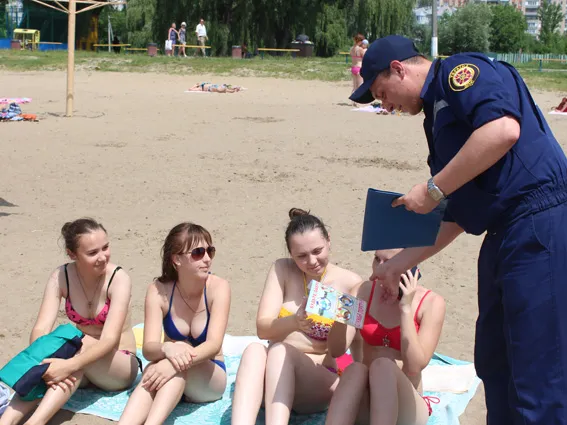 На міському пляжі рятувальники і методисти Центру цивільного захисту провели акцію «Безпечна вода» — фото 3